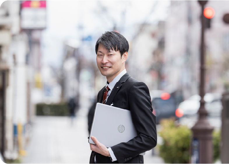 笑顔の女性社員